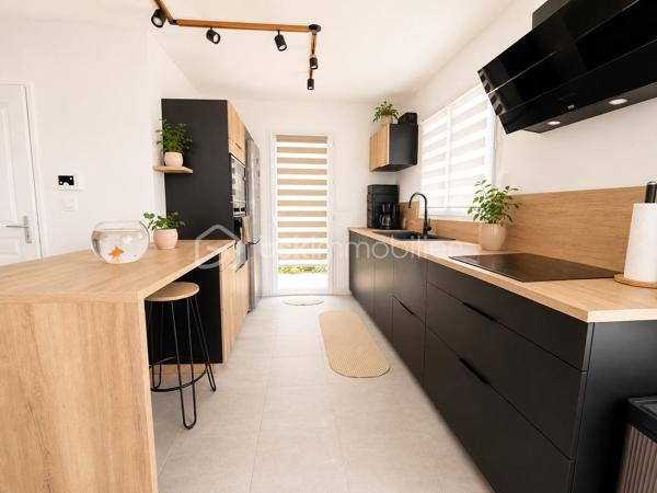 Vous recherchez une maison récente alliant confort, modernité et économies d'énergie ?

Située sur la commune de Chatte, cette maison construite en 2023 bénéficie d'excellentes performances énergétiques avec un DPE A et un GES A, les meilleures classifications possibles. Grâce à sa pompe à chaleur et son chauffage au sol réversible sur les deux niveaux, elle offre un confort optimal tout au long de l'année tout en permettant de maîtriser durablement les dépenses énergétiques.

Implantée sur un terrain de 453 m², cette maison de 86 m² habitables est mitoyenne uniquement par le garage, garantissant une belle indépendance. Deux places de stationnement privatives complètent le bien.

Rez-de-chaussée

Vous découvrirez une agréable pièce de vie de 38 m² comprenant salon, salle à manger et cuisine ouverte. Baignée de lumière grâce à ses nombreuses ouvertures, cette pièce constitue un véritable espace de convivialité donnant directement accès à la terrasse et au jardin.

Un cellier attenant permet un rangement pratique au quotidien.

Un WC indépendant complète ce niveau.

Étage

L'espace nuit comprend trois chambres d'environ 11 m² chacune.

Une salle de bains équipée d'une baignoire et d'un meuble double vasque ainsi qu'un WC séparé complètent l'étage.

Prestations et confort
Construction récente de 2023
DPE : A
GES : A
Très faible consommation énergétique
Chauffage au sol réversible sur les deux niveaux par pompe à chaleur
Confort été comme hiver
Menuiseries double vitrage
Raccordement au tout-à-l'égout
Vide sanitaire d'environ 90 cm
Garage attenant de 15 m² avec accès direct à la maison et au jardin
Deux places de stationnement privatives
Charges de copropriété limitées à environ 200 € par an
Extérieurs

Le terrain de 453 m² offre un agréable espace extérieur à aménager selon vos envies. La terrasse permet de profiter pleinement des beaux jours dans un environnement calme et résidentiel.

Les atouts

✔ Excellente performance énergétique : DPE A / GES A
✔ Consommations énergétiques particulièrement faibles
✔ Pompe à chaleur avec chauffage au sol réversible sur les deux niveaux
✔ Maison récente sous garantie décennale
✔ Aucun travaux à prévoir
✔ Belle pièce de vie de 38 m²
✔ Trois chambres
✔ Garage de 15 m² et stationnements privatifs
✔ Mitoyenneté uniquement par le garage
✔ Faibles charges de copropriété

Une maison clé en main, économique à l'usage et confortable au quotidien, idéale pour profiter des avantages d'une construction récente tout en maîtrisant son budget énergie.