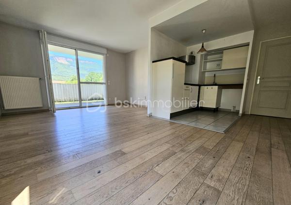 Idéal primo-accédant ou investisseur !

Venez découvrir ce joli T2 situé au 2e étage (avec ascenseur) d'une petite résidence récente à Seyssinet-Pariset. 

L'appartement comporte :
- Un hall d'entrée avec dressing
- Une pièce de vie avec une cuisine équipée 
- Une chambre indépendante avec un placard
- Une grande salle de bain avec baignoire 
- WC séparé

Très lumineux avec de grandes ouvertures, il dispose d'une belle terrasse carrelée, sans vis à vis, avec une vue magnifique sur le Vercors.

Situé dans un environnement très calme, cet appartement est également proche des transports en commun (lignes de tram A et C et lignes de bus), des axes routiers mais aussi des pistes cyclables des Berges du Drac.

Pour votre confort : double vitrage, volets électriques, parquet en chêne massif, fibre, 2 caves en sous-sol, grand garage à vélo sécurisé, 

Un garage en sous sol est disponible (en sus)

Taxe foncière : 1429 €
Charges de copropriété : 135 €/mois comprenant le chauffage et l'eau chaude