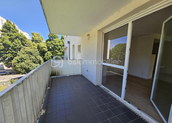 Idéal primo-accédant ou investisseur !

Venez découvrir ce joli T2 situé au 2e étage (avec ascenseur) d'une petite résidence récente à Seyssinet-Pariset. 

L'appartement comporte :
- Un hall d'entrée avec dressing
- Une pièce de vie avec une cuisine équipée 
- Une chambre indépendante avec un placard
- Une grande salle de bain avec baignoire 
- WC séparé

Très lumineux avec de grandes ouvertures, il dispose d'une belle terrasse carrelée, sans vis à vis, avec une vue magnifique sur le Vercors.

Situé dans un environnement très calme, cet appartement est également proche des transports en commun (lignes de tram A et C et lignes de bus), des axes routiers mais aussi des pistes cyclables des Berges du Drac.

Pour votre confort : double vitrage, volets électriques, parquet en chêne massif, fibre, 2 caves en sous-sol, grand garage à vélo sécurisé, 

Un garage en sous sol est disponible (en sus)

Taxe foncière : 1429 €
Charges de copropriété : 135 €/mois comprenant le chauffage et l'eau chaude