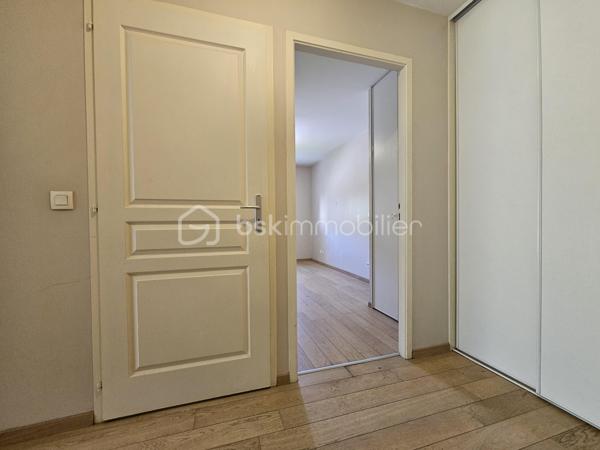 Idéal primo-accédant ou investisseur !

Venez découvrir ce joli T2 situé au 2e étage (avec ascenseur) d'une petite résidence récente à Seyssinet-Pariset. 

L'appartement comporte :
- Un hall d'entrée avec dressing
- Une pièce de vie avec une cuisine équipée 
- Une chambre indépendante avec un placard
- Une grande salle de bain avec baignoire 
- WC séparé

Très lumineux avec de grandes ouvertures, il dispose d'une belle terrasse carrelée, sans vis à vis, avec une vue magnifique sur le Vercors.

Situé dans un environnement très calme, cet appartement est également proche des transports en commun (lignes de tram A et C et lignes de bus), des axes routiers mais aussi des pistes cyclables des Berges du Drac.

Pour votre confort : double vitrage, volets électriques, parquet en chêne massif, fibre, 2 caves en sous-sol, grand garage à vélo sécurisé, 

Un garage en sous sol est disponible (en sus)

Taxe foncière : 1429 €
Charges de copropriété : 135 €/mois comprenant le chauffage et l'eau chaude