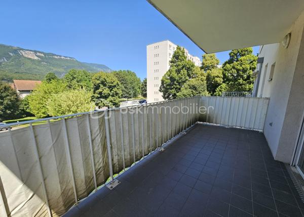 Idéal primo-accédant ou investisseur !

Venez découvrir ce joli T2 situé au 2e étage (avec ascenseur) d'une petite résidence récente à Seyssinet-Pariset. 

L'appartement comporte :
- Un hall d'entrée avec dressing
- Une pièce de vie avec une cuisine équipée 
- Une chambre indépendante avec un placard
- Une grande salle de bain avec baignoire 
- WC séparé

Très lumineux avec de grandes ouvertures, il dispose d'une belle terrasse carrelée, sans vis à vis, avec une vue magnifique sur le Vercors.

Situé dans un environnement très calme, cet appartement est également proche des transports en commun (lignes de tram A et C et lignes de bus), des axes routiers mais aussi des pistes cyclables des Berges du Drac.

Pour votre confort : double vitrage, volets électriques, parquet en chêne massif, fibre, 2 caves en sous-sol, grand garage à vélo sécurisé, 

Un garage en sous sol est disponible (en sus)

Taxe foncière : 1429 €
Charges de copropriété : 135 €/mois comprenant le chauffage et l'eau chaude