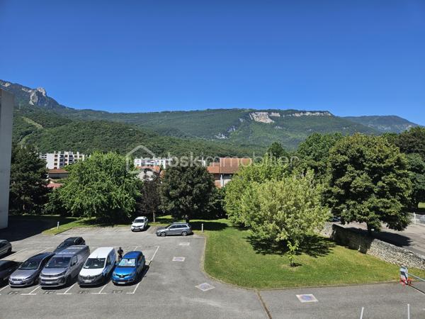 Idéal primo-accédant ou investisseur !

Venez découvrir ce joli T2 situé au 2e étage (avec ascenseur) d'une petite résidence récente à Seyssinet-Pariset. 

L'appartement comporte :
- Un hall d'entrée avec dressing
- Une pièce de vie avec une cuisine équipée 
- Une chambre indépendante avec un placard
- Une grande salle de bain avec baignoire 
- WC séparé

Très lumineux avec de grandes ouvertures, il dispose d'une belle terrasse carrelée, sans vis à vis, avec une vue magnifique sur le Vercors.

Situé dans un environnement très calme, cet appartement est également proche des transports en commun (lignes de tram A et C et lignes de bus), des axes routiers mais aussi des pistes cyclables des Berges du Drac.

Pour votre confort : double vitrage, volets électriques, parquet en chêne massif, fibre, 2 caves en sous-sol, grand garage à vélo sécurisé, 

Un garage en sous sol est disponible (en sus)

Taxe foncière : 1429 €
Charges de copropriété : 135 €/mois comprenant le chauffage et l'eau chaude