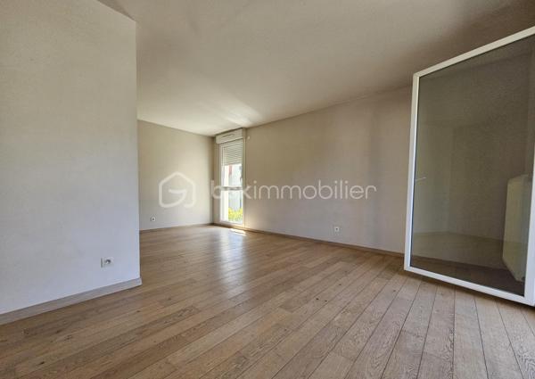 Idéal primo-accédant ou investisseur !

Venez découvrir ce joli T2 situé au 2e étage (avec ascenseur) d'une petite résidence récente à Seyssinet-Pariset. 

L'appartement comporte :
- Un hall d'entrée avec dressing
- Une pièce de vie avec une cuisine équipée 
- Une chambre indépendante avec un placard
- Une grande salle de bain avec baignoire 
- WC séparé

Très lumineux avec de grandes ouvertures, il dispose d'une belle terrasse carrelée, sans vis à vis, avec une vue magnifique sur le Vercors.

Situé dans un environnement très calme, cet appartement est également proche des transports en commun (lignes de tram A et C et lignes de bus), des axes routiers mais aussi des pistes cyclables des Berges du Drac.

Pour votre confort : double vitrage, volets électriques, parquet en chêne massif, fibre, 2 caves en sous-sol, grand garage à vélo sécurisé, 

Un garage en sous sol est disponible (en sus)

Taxe foncière : 1429 €
Charges de copropriété : 135 €/mois comprenant le chauffage et l'eau chaude