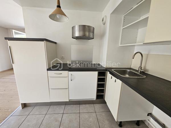 Idéal primo-accédant ou investisseur !

Venez découvrir ce joli T2 situé au 2e étage (avec ascenseur) d'une petite résidence récente à Seyssinet-Pariset. 

L'appartement comporte :
- Un hall d'entrée avec dressing
- Une pièce de vie avec une cuisine équipée 
- Une chambre indépendante avec un placard
- Une grande salle de bain avec baignoire 
- WC séparé

Très lumineux avec de grandes ouvertures, il dispose d'une belle terrasse carrelée, sans vis à vis, avec une vue magnifique sur le Vercors.

Situé dans un environnement très calme, cet appartement est également proche des transports en commun (lignes de tram A et C et lignes de bus), des axes routiers mais aussi des pistes cyclables des Berges du Drac.

Pour votre confort : double vitrage, volets électriques, parquet en chêne massif, fibre, 2 caves en sous-sol, grand garage à vélo sécurisé, 

Un garage en sous sol est disponible (en sus)

Taxe foncière : 1429 €
Charges de copropriété : 135 €/mois comprenant le chauffage et l'eau chaude