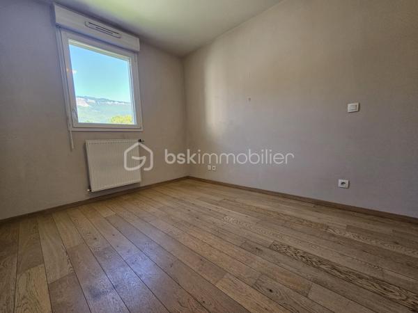 Idéal primo-accédant ou investisseur !

Venez découvrir ce joli T2 situé au 2e étage (avec ascenseur) d'une petite résidence récente à Seyssinet-Pariset. 

L'appartement comporte :
- Un hall d'entrée avec dressing
- Une pièce de vie avec une cuisine équipée 
- Une chambre indépendante avec un placard
- Une grande salle de bain avec baignoire 
- WC séparé

Très lumineux avec de grandes ouvertures, il dispose d'une belle terrasse carrelée, sans vis à vis, avec une vue magnifique sur le Vercors.

Situé dans un environnement très calme, cet appartement est également proche des transports en commun (lignes de tram A et C et lignes de bus), des axes routiers mais aussi des pistes cyclables des Berges du Drac.

Pour votre confort : double vitrage, volets électriques, parquet en chêne massif, fibre, 2 caves en sous-sol, grand garage à vélo sécurisé, 

Un garage en sous sol est disponible (en sus)

Taxe foncière : 1429 €
Charges de copropriété : 135 €/mois comprenant le chauffage et l'eau chaude