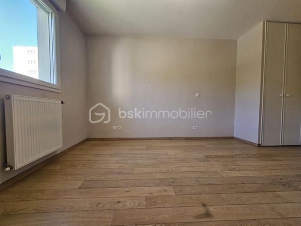 Idéal primo-accédant ou investisseur !

Venez découvrir ce joli T2 situé au 2e étage (avec ascenseur) d'une petite résidence récente à Seyssinet-Pariset. 

L'appartement comporte :
- Un hall d'entrée avec dressing
- Une pièce de vie avec une cuisine équipée 
- Une chambre indépendante avec un placard
- Une grande salle de bain avec baignoire 
- WC séparé

Très lumineux avec de grandes ouvertures, il dispose d'une belle terrasse carrelée, sans vis à vis, avec une vue magnifique sur le Vercors.

Situé dans un environnement très calme, cet appartement est également proche des transports en commun (lignes de tram A et C et lignes de bus), des axes routiers mais aussi des pistes cyclables des Berges du Drac.

Pour votre confort : double vitrage, volets électriques, parquet en chêne massif, fibre, 2 caves en sous-sol, grand garage à vélo sécurisé, 

Un garage en sous sol est disponible (en sus)

Taxe foncière : 1429 €
Charges de copropriété : 135 €/mois comprenant le chauffage et l'eau chaude