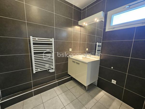 Idéal primo-accédant ou investisseur !

Venez découvrir ce joli T2 situé au 2e étage (avec ascenseur) d'une petite résidence récente à Seyssinet-Pariset. 

L'appartement comporte :
- Un hall d'entrée avec dressing
- Une pièce de vie avec une cuisine équipée 
- Une chambre indépendante avec un placard
- Une grande salle de bain avec baignoire 
- WC séparé

Très lumineux avec de grandes ouvertures, il dispose d'une belle terrasse carrelée, sans vis à vis, avec une vue magnifique sur le Vercors.

Situé dans un environnement très calme, cet appartement est également proche des transports en commun (lignes de tram A et C et lignes de bus), des axes routiers mais aussi des pistes cyclables des Berges du Drac.

Pour votre confort : double vitrage, volets électriques, parquet en chêne massif, fibre, 2 caves en sous-sol, grand garage à vélo sécurisé, 

Un garage en sous sol est disponible (en sus)

Taxe foncière : 1429 €
Charges de copropriété : 135 €/mois comprenant le chauffage et l'eau chaude