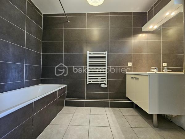 Idéal primo-accédant ou investisseur !

Venez découvrir ce joli T2 situé au 2e étage (avec ascenseur) d'une petite résidence récente à Seyssinet-Pariset. 

L'appartement comporte :
- Un hall d'entrée avec dressing
- Une pièce de vie avec une cuisine équipée 
- Une chambre indépendante avec un placard
- Une grande salle de bain avec baignoire 
- WC séparé

Très lumineux avec de grandes ouvertures, il dispose d'une belle terrasse carrelée, sans vis à vis, avec une vue magnifique sur le Vercors.

Situé dans un environnement très calme, cet appartement est également proche des transports en commun (lignes de tram A et C et lignes de bus), des axes routiers mais aussi des pistes cyclables des Berges du Drac.

Pour votre confort : double vitrage, volets électriques, parquet en chêne massif, fibre, 2 caves en sous-sol, grand garage à vélo sécurisé, 

Un garage en sous sol est disponible (en sus)

Taxe foncière : 1429 €
Charges de copropriété : 135 €/mois comprenant le chauffage et l'eau chaude