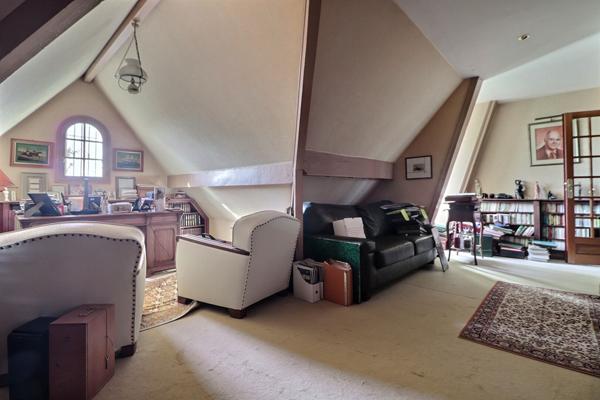 Maison familiale de 8 pièces avec piscine à Saint Leu La Forêt - Réf. 11681