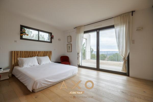 VENELLES - VILLA D ARCHITECTE – VUE LUBERON – PISCINE - GARAGE – TERRAIN 3 200 m² - 1 990 000€