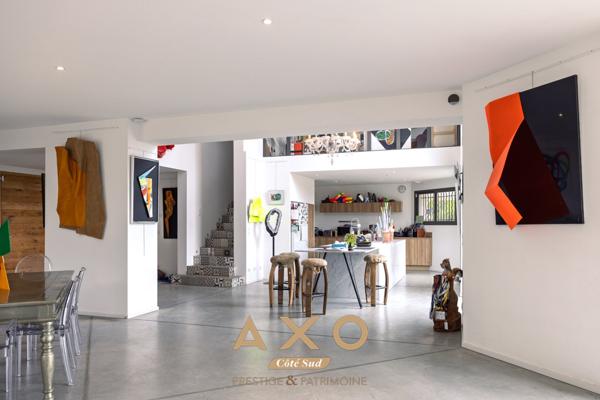 VENELLES - VILLA D ARCHITECTE – VUE LUBERON – PISCINE - GARAGE – TERRAIN 3 200 m² - 1 990 000€