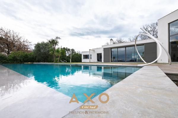 VENELLES - VILLA D ARCHITECTE – VUE LUBERON – PISCINE - GARAGE – TERRAIN 3 200 m² - 1 990 000€