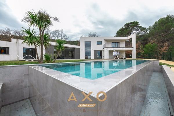 VENELLES - VILLA D ARCHITECTE – VUE LUBERON – PISCINE - GARAGE – TERRAIN 3 200 m² - 1 990 000€