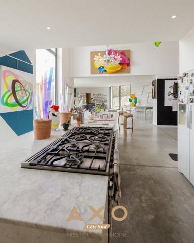 VENELLES - VILLA D ARCHITECTE – VUE LUBERON – PISCINE - GARAGE – TERRAIN 3 200 m² - 1 990 000€