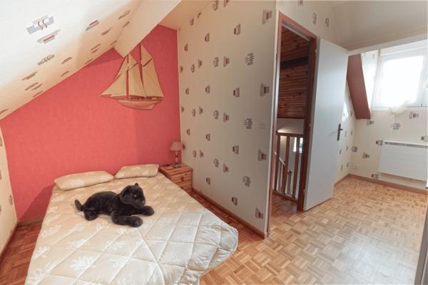 Maison individuelle 4 chambres avec jardin, grand garage et cave – secteur calme recherché