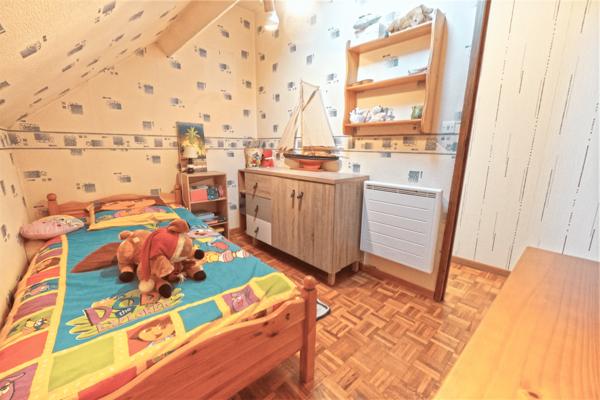 Maison individuelle 4 chambres avec jardin, grand garage et cave – secteur calme recherché