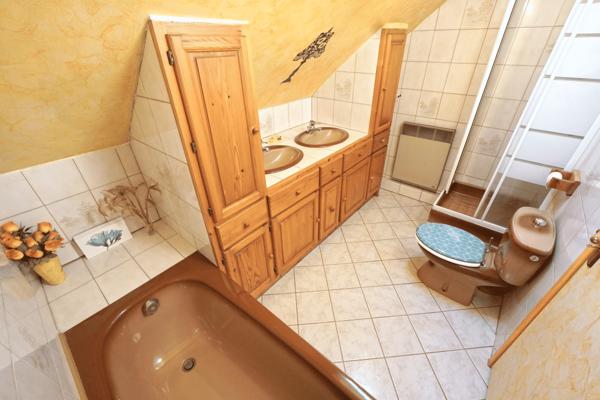 Maison individuelle 4 chambres avec jardin, grand garage et cave – secteur calme recherché