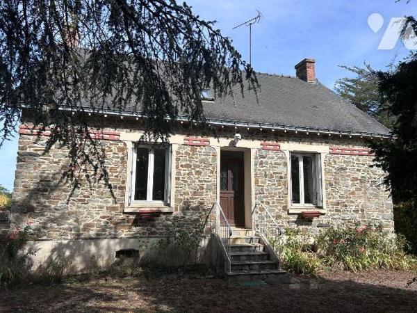 À Rougé, découvrez cette belle maison en pierre offrant de beaux volumes et un fort potentiel, ...