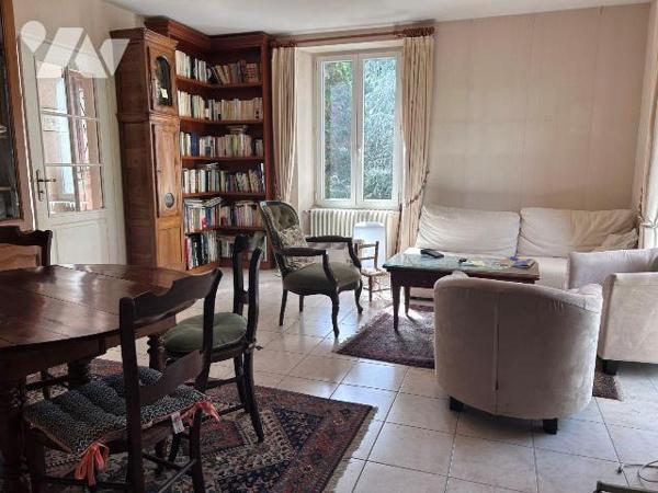 À Rougé, découvrez cette belle maison en pierre offrant de beaux volumes et un fort potentiel, ...