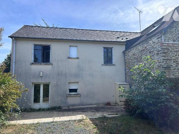 À Rougé, découvrez cette belle maison en pierre offrant de beaux volumes et un fort potentiel, ...