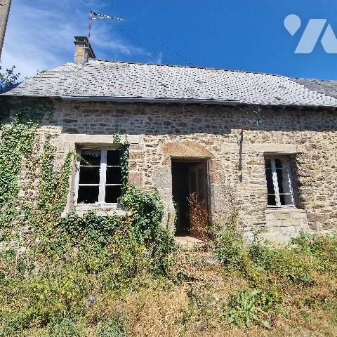 Maison à rénover comprenant une pièce de vie avec cheminée et chambre. Etable. Taillis non attenant.