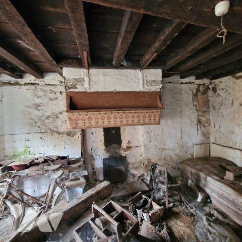 Maison à rénover comprenant une pièce de vie avec cheminée et chambre. Etable. Taillis non attenant.