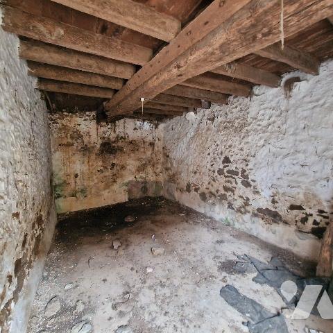 Maison à rénover comprenant une pièce de vie avec cheminée et chambre. Etable. Taillis non attenant.