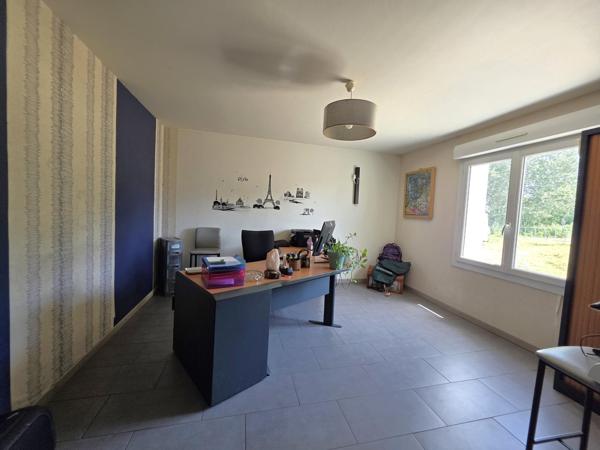 Maison de campagne, 4 chambres, terrain et grand hangar