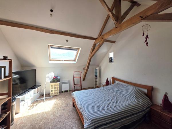 Maison de campagne, 4 chambres, terrain et grand hangar