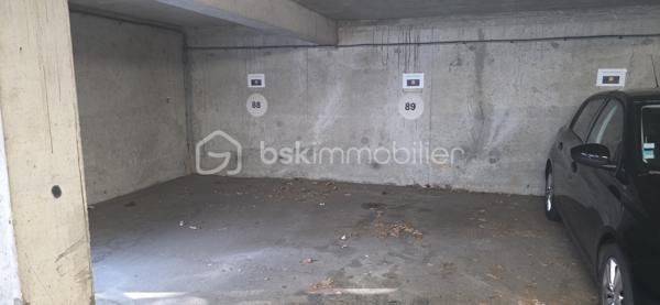 À Angers, dans le quartier recherché d’Orgemont, au cœur d’un environnement tertiaire attractif et à proximité immédiate des services et axes principaux, nous vous proposons à la vente un plateau de bureaux d’environ 289 m², idéal pour une entreprise en quête de fonctionnalité ou pour un investisseur.

Implanté au 3e étage d’un immeuble avec ascenseur, ce bien offre un cadre de travail agréable grâce à une belle luminosité naturelle et une organisation optimisée. 
Les locaux se composent d’un espace d’accueil avec salle d’attente, de 7 bureaux indépendants, d’une salle de réunion, d’un espace d’archives ainsi que d’un lieu de convivialité avec cuisine aménagée.
Côté prestations, l’ensemble bénéficie d’un système de climatisation réversible complété par des convecteurs électriques. Le bien dispose également de 6 stationnements en sous-sol ainsi que d’un emplacement dédié deux-roues.
Disponibilité : De suite
Prix de vente : 560 000 € HT (hors droits)
Honoraires : 16 800 € HT (3 % du prix net vendeur)

Une opportunité intéressante pour implanter votre activité ou réaliser un investissement patrimonial dans un secteur dynamique d’Angers.
Les informations relatives aux risques auxquels ce bien est exposé sont disponibles sur le site Géorisques.
Charges de copropriété environ 2700€ par trimestre comprenant chauffage et climatisation.
Taxe foncière: 4410€

Venez decouvrir ce bien, je suis à votre disposition pour tous renseignements et je me ferais un plaisir de vous accompagner dans votre projet.
