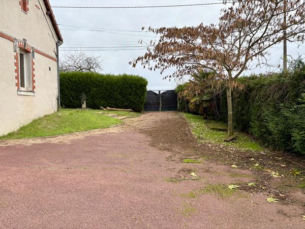 Maison familiale avec dépendances - 110 m2 - Thésée