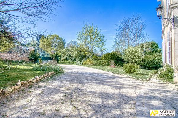Versailles Clagny Appartement 6 pièces 158 m² carrez situé au 1er étage d'une superbe bâtisse 19ème avec grenier et 2 caves 1 320 000 € **  - Référence  28219