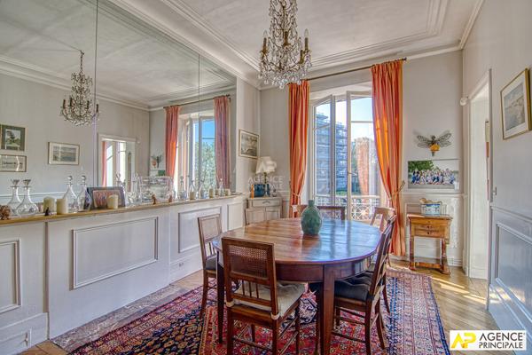 Versailles Clagny Appartement 6 pièces 158 m² carrez situé au 1er étage d'une superbe bâtisse 19ème avec grenier et 2 caves 1 320 000 € **  - Référence  28219