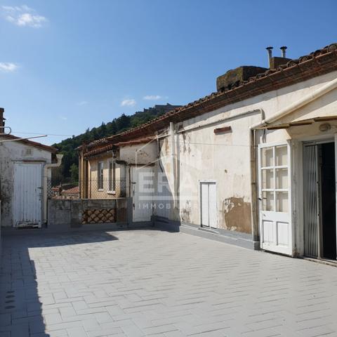 A VENDRE - LE PERTHUS - IMMEUBLE AVEC LOGEMENTS ET COMMERCES