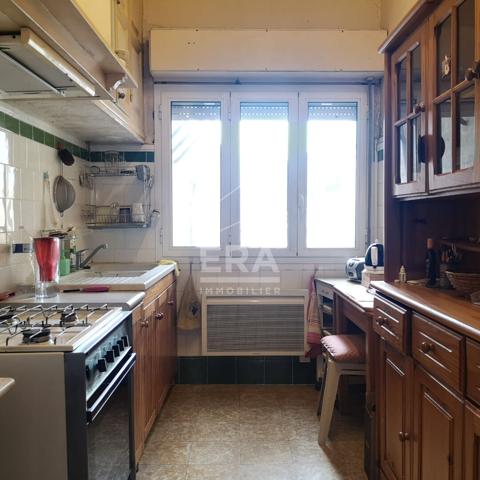 A VENDRE - LE PERTHUS - IMMEUBLE AVEC LOGEMENTS ET COMMERCES