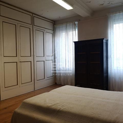 A VENDRE - LE PERTHUS - IMMEUBLE AVEC LOGEMENTS ET COMMERCES