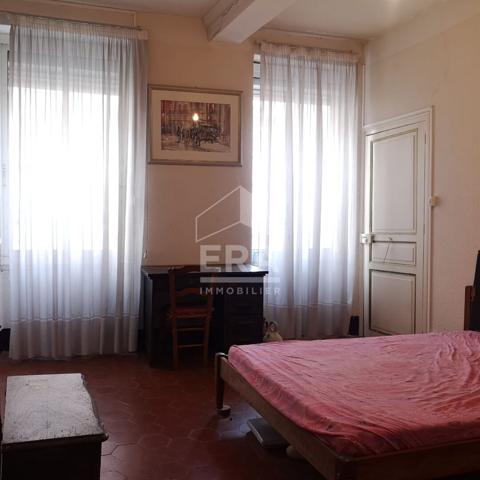 A VENDRE - LE PERTHUS - IMMEUBLE AVEC LOGEMENTS ET COMMERCES