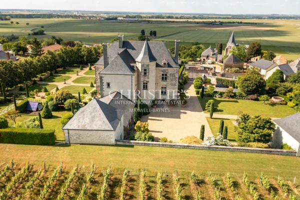 Exceptionnel manoir des XVIe et XVIIe siècles avec jardins à la française et vignoble AOC Saumur