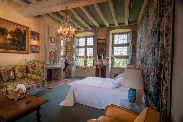 Exceptionnel manoir des XVIe et XVIIe siècles avec jardins à la française et vignoble AOC Saumur