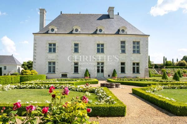 Exceptionnel manoir des XVIe et XVIIe siècles avec jardins à la française et vignoble AOC Saumur