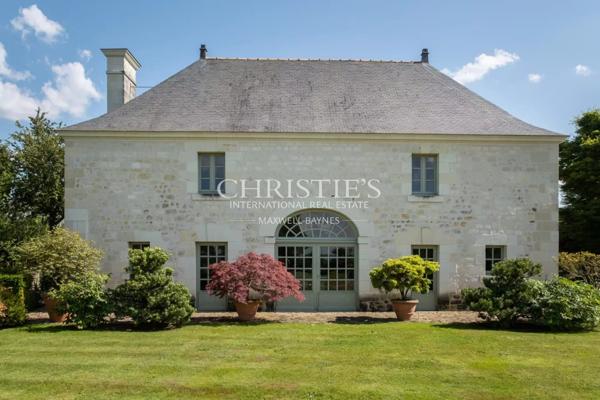 Exceptionnel manoir des XVIe et XVIIe siècles avec jardins à la française et vignoble AOC Saumur
