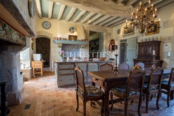 Exceptionnel manoir des XVIe et XVIIe siècles avec jardins à la française et vignoble AOC Saumur