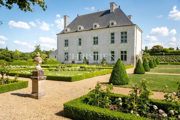 Exceptionnel manoir des XVIe et XVIIe siècles avec jardins à la française et vignoble AOC Saumur