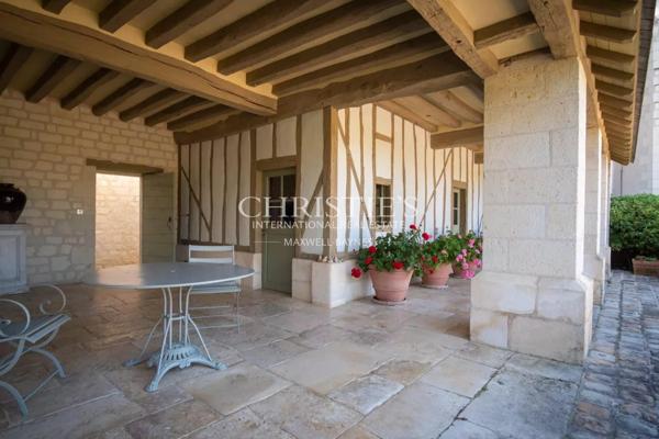 Exceptionnel manoir des XVIe et XVIIe siècles avec jardins à la française et vignoble AOC Saumur