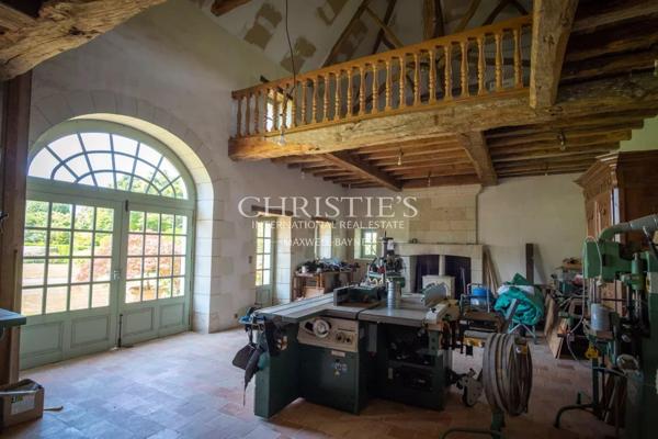 Exceptionnel manoir des XVIe et XVIIe siècles avec jardins à la française et vignoble AOC Saumur