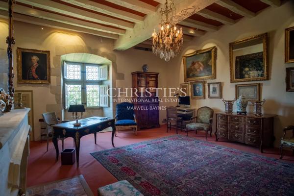 Exceptionnel manoir des XVIe et XVIIe siècles avec jardins à la française et vignoble AOC Saumur