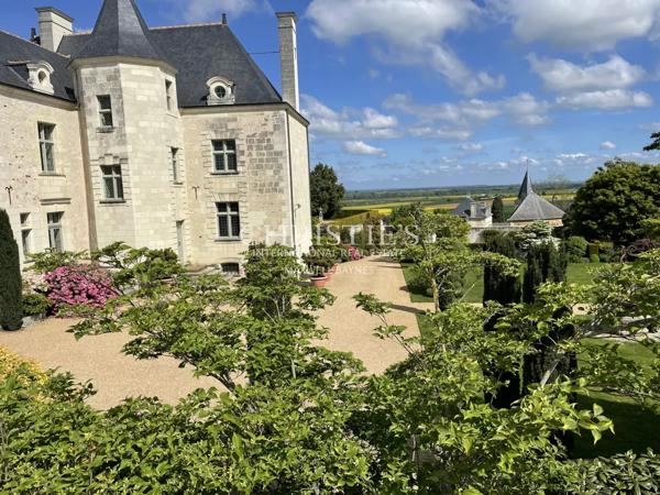 Exceptionnel manoir des XVIe et XVIIe siècles avec jardins à la française et vignoble AOC Saumur