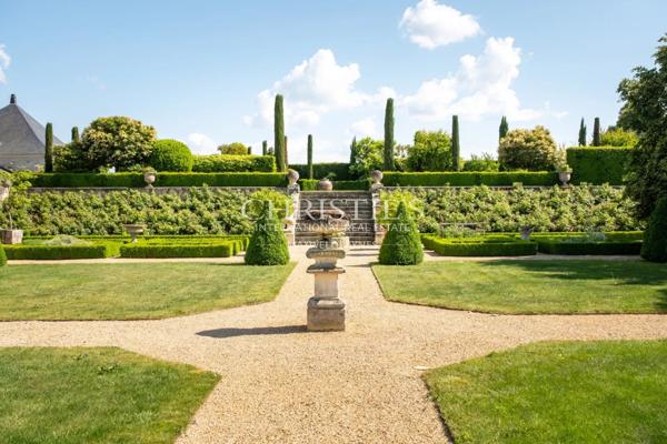 Exceptionnel manoir des XVIe et XVIIe siècles avec jardins à la française et vignoble AOC Saumur