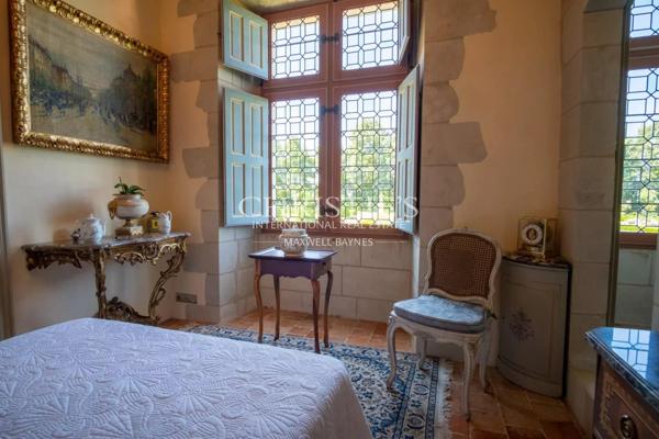 Exceptionnel manoir des XVIe et XVIIe siècles avec jardins à la française et vignoble AOC Saumur