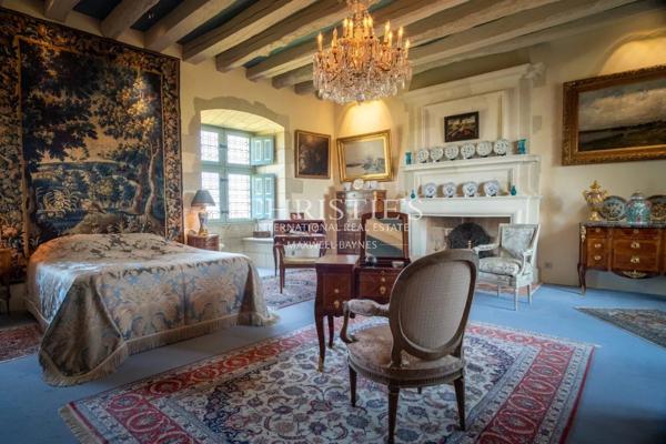 Exceptionnel manoir des XVIe et XVIIe siècles avec jardins à la française et vignoble AOC Saumur